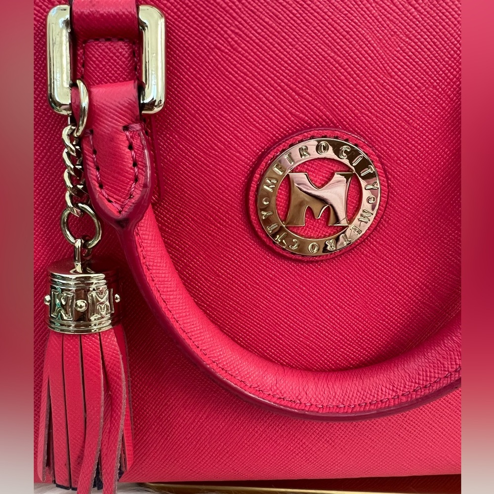 💜MetroCity Crossbody Bag in Magenta Canvas - Picture 3 of 16